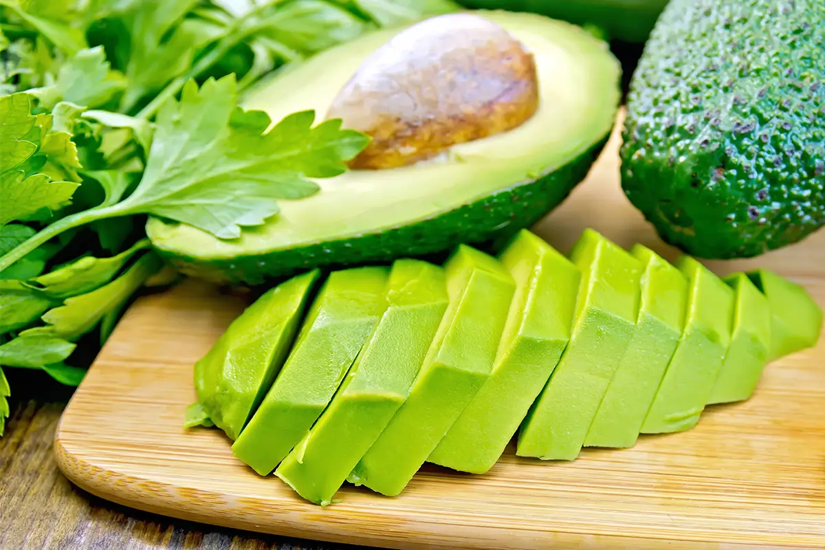 13 סיבות שיגרמו לכם לאכול אבוקדו אחד בכל יום