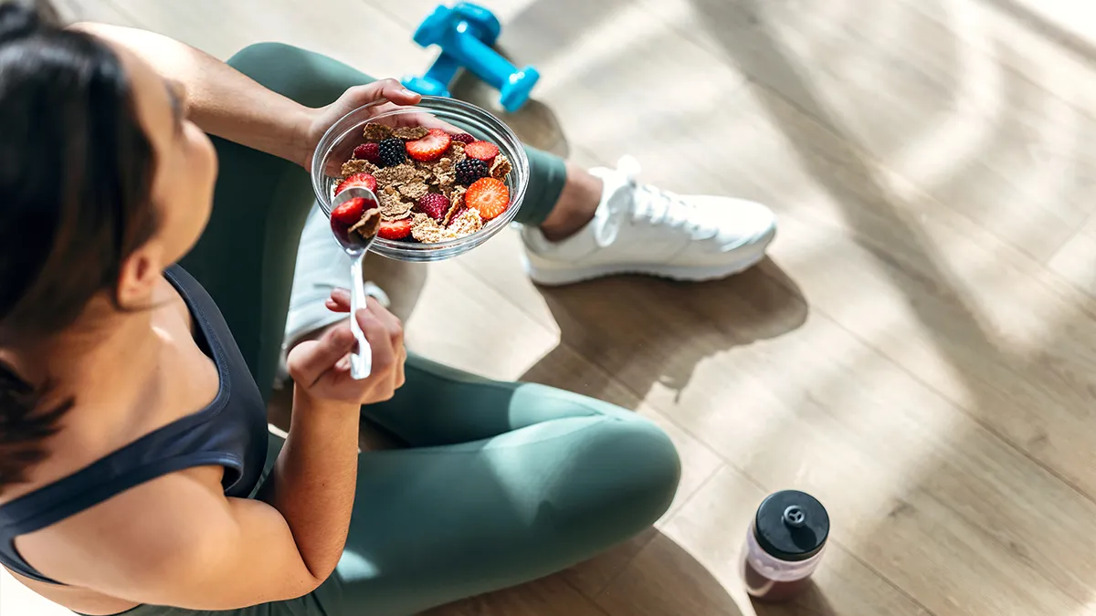 למה כולם מתחילים לאכול על הרצפה: 7 יתרונות בריאות שיפתיעו אתכם