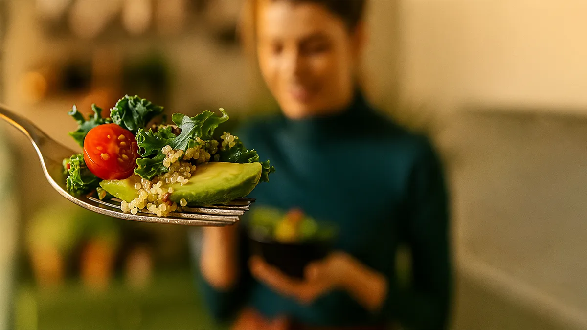 לאכול בעמידה, האם זה באמת מזיק לבריאות? אלה היתרונות והחסרונות