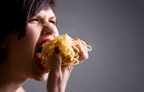 האופן שבו אתם אוכלים ושותים משפיע דרמטית על הבריאות