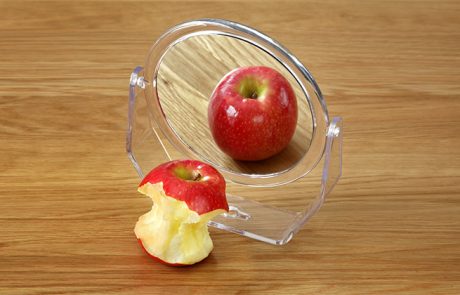 על פי מחקר אכילה מול מראה עוזרת להוריד במשקל