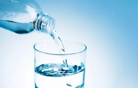 שותים יותר מדי מים? הסכנה הבריאותית שאולי לא ידעתם עליה