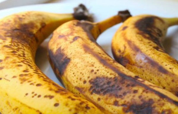 10 סיבות לאכול בננה עם כתמים כהים