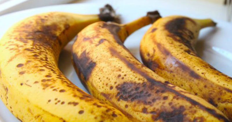 10 סיבות לאכול בננה עם כתמים כהים