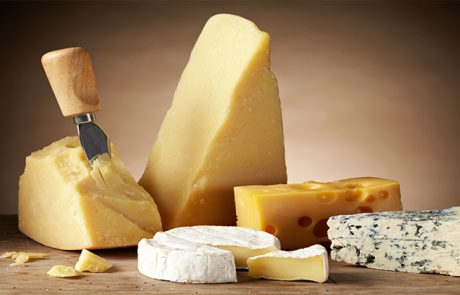 6 איתותים שאתם אוכלים יותר מידי גבינה