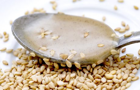 טחינה: יתרונות בריאותיים והדרכים הכי טעימות לאכול אותה