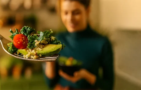 לאכול בעמידה, האם זה באמת מזיק לבריאות? אלה היתרונות והחסרונות