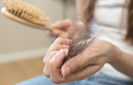 בלי תרופות ובלי כימיקלים: ככה עוצרים את נשירת השיער בדרך טבעית