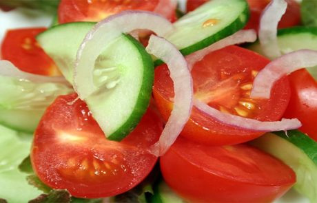 אל תכינו סלט עם מלפפון ועגבנייה ביחד... זאת הסיבה לכך