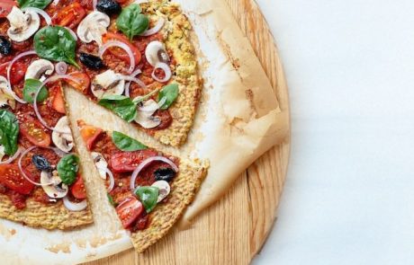 מתכון לפיצה ביתית טעימה וקלה להכנה מכרובית וזרעי צ'יה