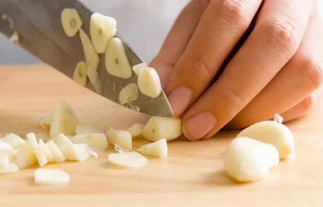 שום טרי (חי) או מבושל, איך הכי בריא לאכול אותו?