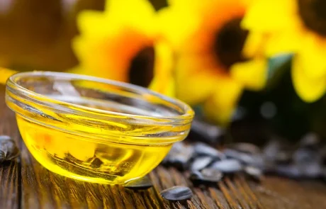 לא רק לבישול: היתרון הבריאותי הסודי של שמן חמניות בכבישה קרה